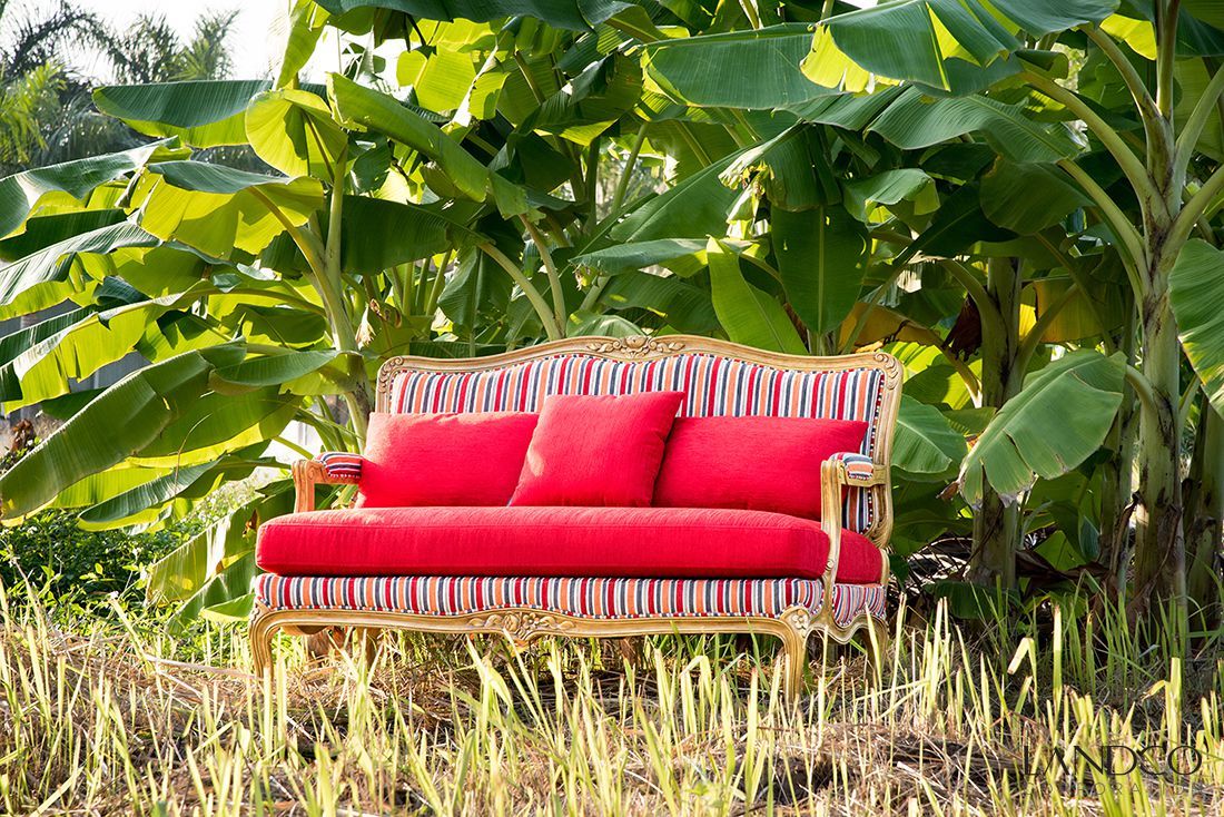 Sự quyến rũ của những chiếc ghế Sofa trong phòng khách châu âu do landdecor thiết kế và sản xuất tại nhà máy sản xuất nội thất Landco