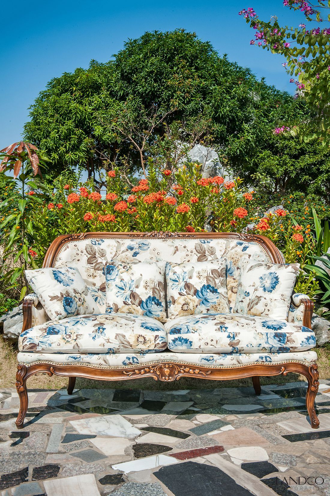 Sự quyến rũ của những chiếc ghế Sofa trong phòng khách châu âu do landdecor thiết kế và sản xuất tại nhà máy sản xuất nội thất Landco