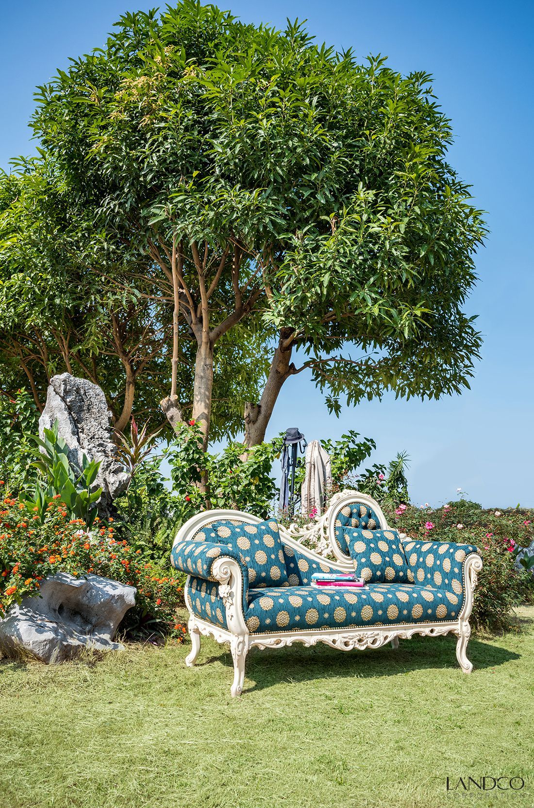 Sự quyến rũ của những chiếc ghế Sofa trong phòng khách châu âu do landdecor thiết kế và sản xuất tại nhà máy sản xuất nội thất Landco